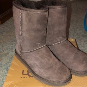 UGG boots short size 8 chocolate brown